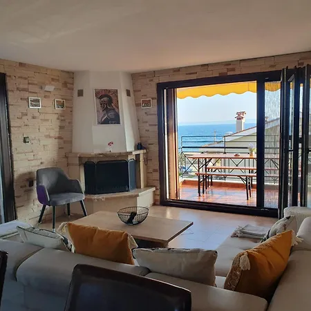 Teo's Seaview Specious Apartment, Near Harbor アパート ニキティ