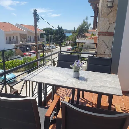Teo's Seaview Specious Apartment, Near Harbor 尼基季
