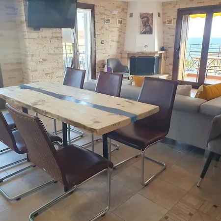 Teo's Seaview Specious Apartment, Near Harbor شقة نيكيتي