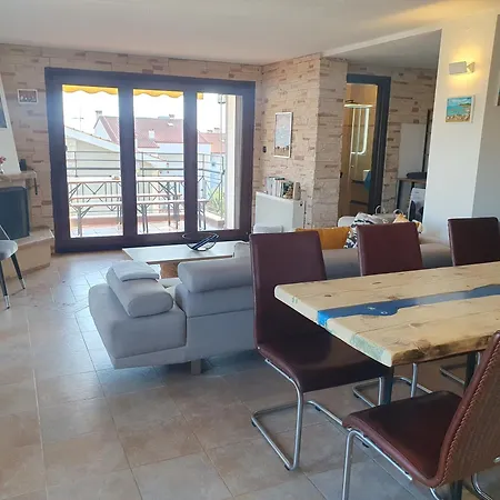 Teo's Seaview Specious Apartment, Near Harbor Apartment *