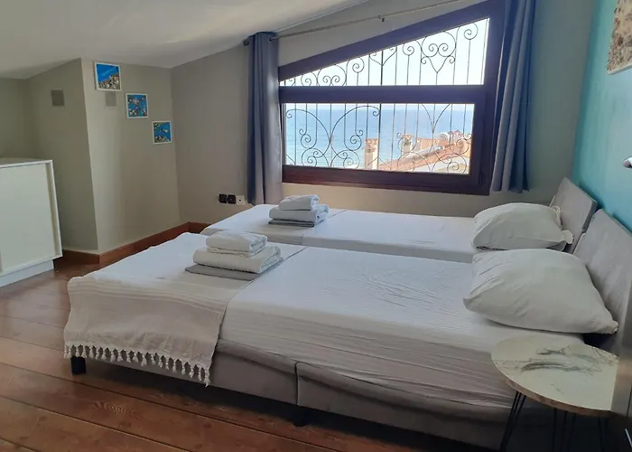 Teo's Seaview Specious Apartment, Near Harbor