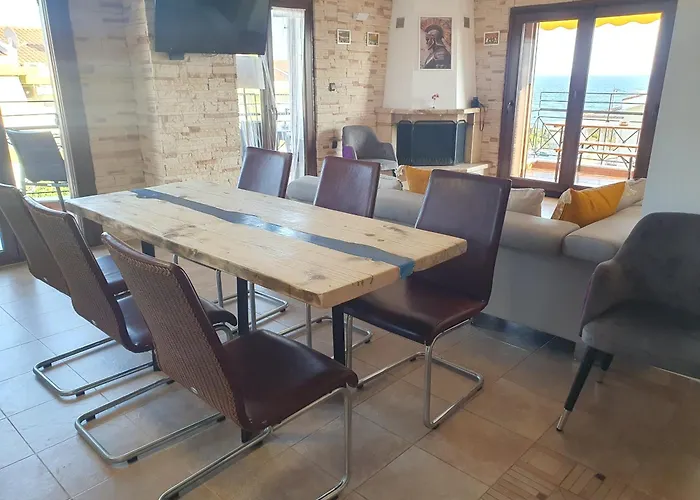 Teo's Seaview Specious Apartment, Near Harbor شقة نيكيتي